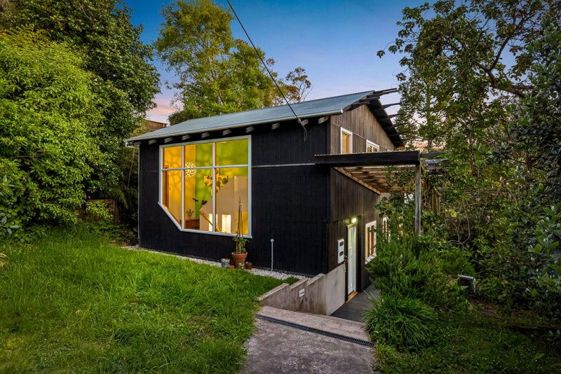 Titirangi Retreat with Harbour Views64372280239105111