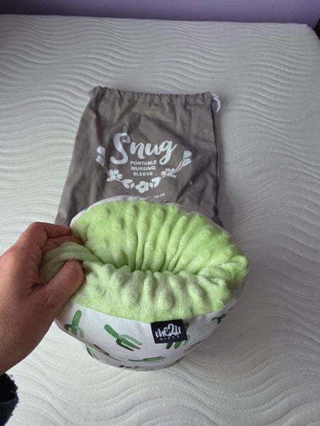 Snug portable nursing sleeve. Carousel 3