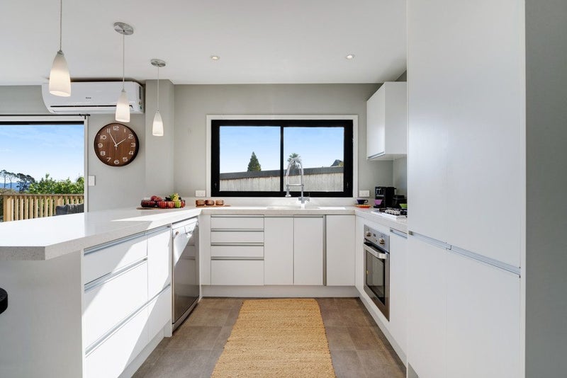 Sunshine & Sea Views!64372776355587112