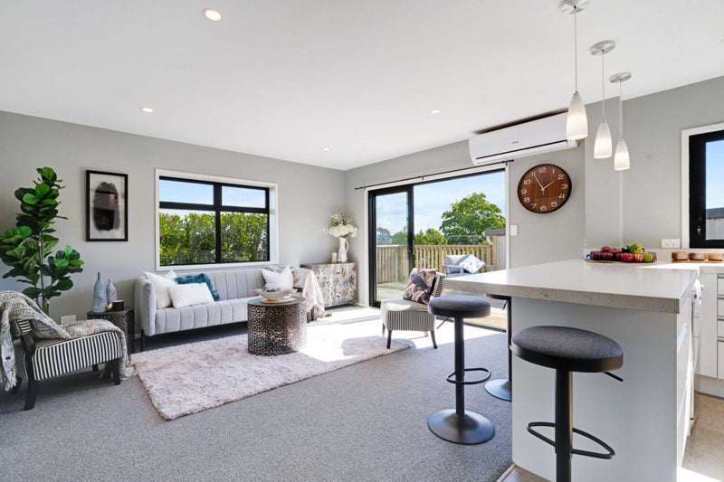 Sunshine & Sea Views!64372776355587113