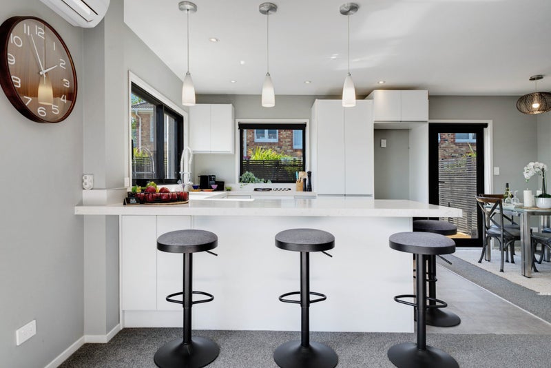 Sunshine & Sea Views!64372776355587114