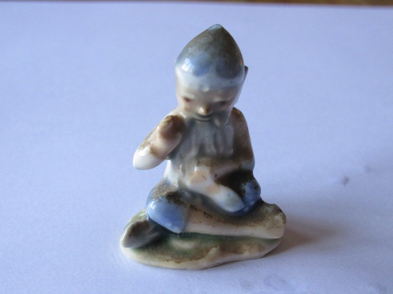 Wade Whimsies Cobbler Gnome Carousel 1