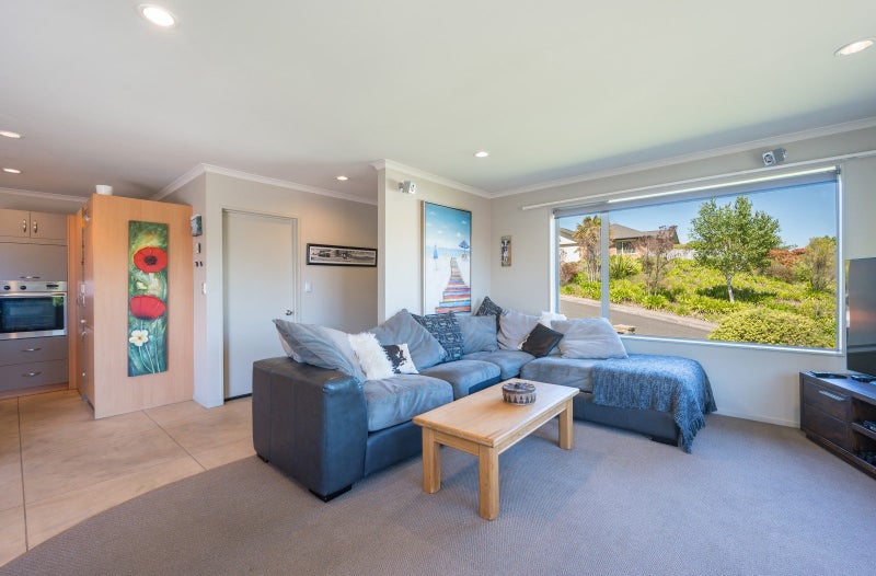 Elevated, Sunny & Move in Ready64373070429442114