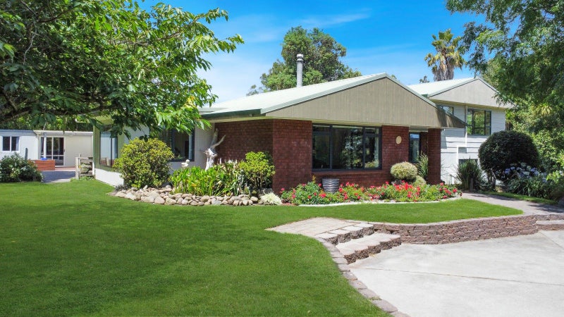 New kitchen + just minutes from town!64373572614018111