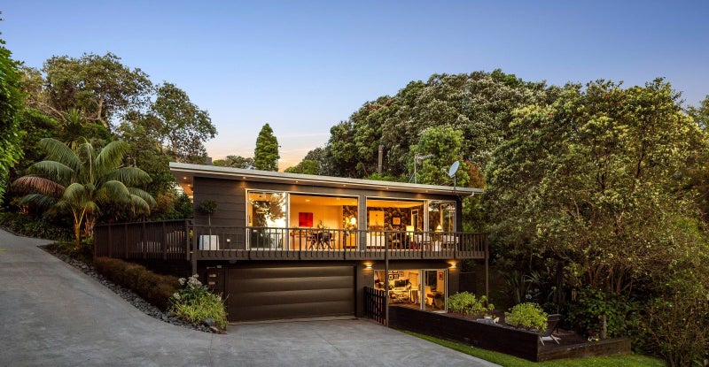 Private retreat with bay views and bush serenity64373764399875111