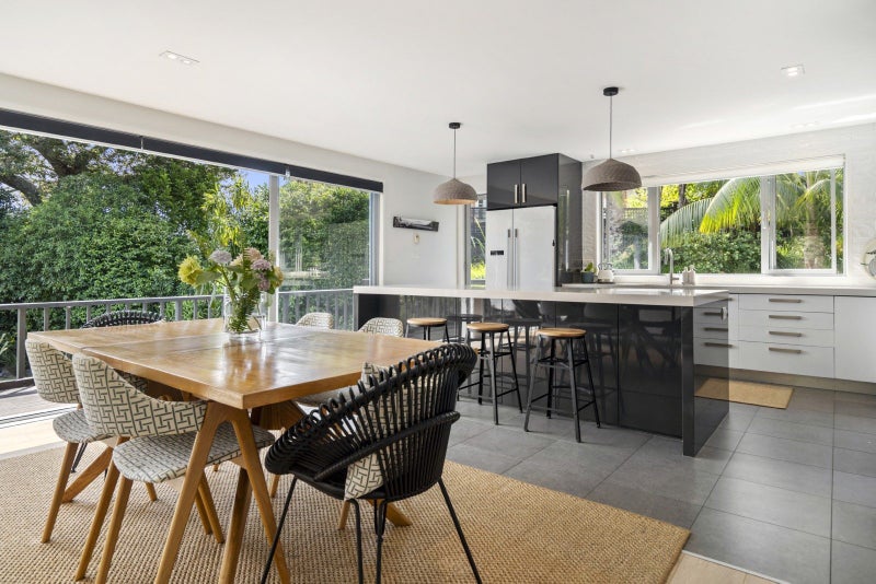 Private retreat with bay views and bush serenity64373764399875113