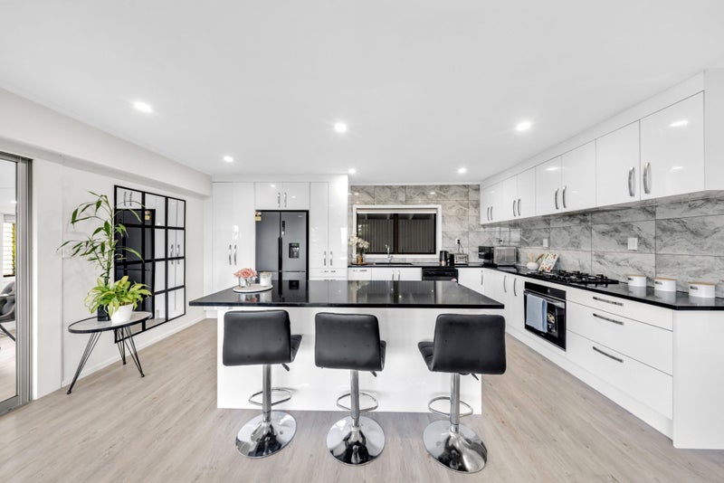 Home and granny with stunning elevated views!64451250036866112