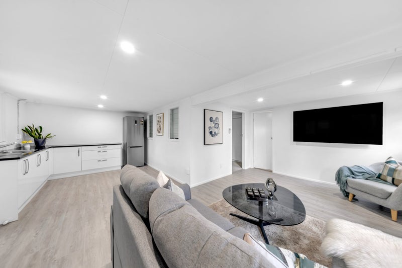 Home and granny with stunning elevated views!64451250036866113