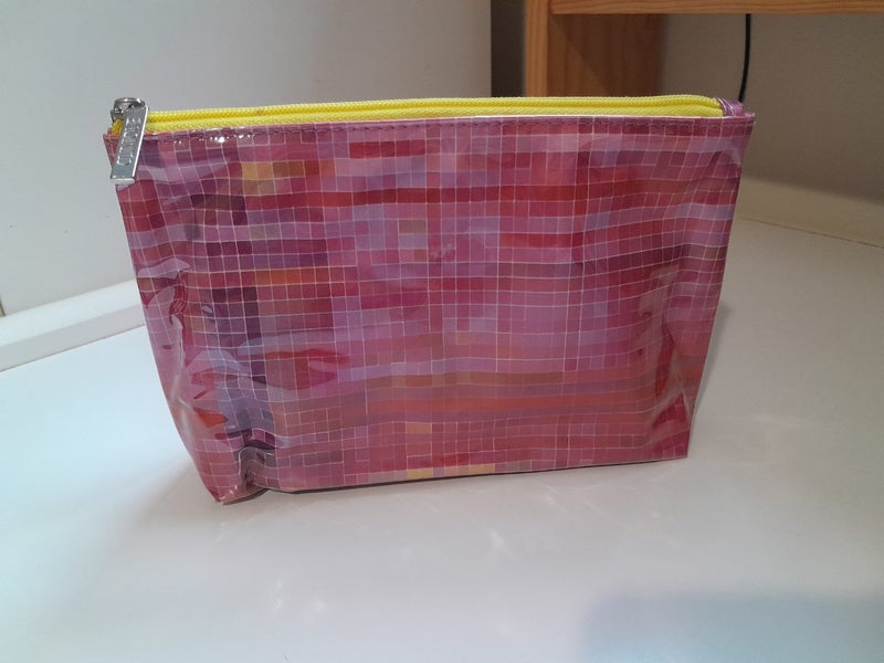 Clinique Make-up Bag Carousel 1