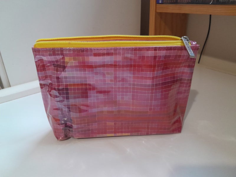 Clinique Make-up Bag Carousel 2