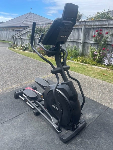 Sole E25 Elliptical Cross Trainer + 6 Barbell Mats (includes free 500mm Fan)64374619156739112