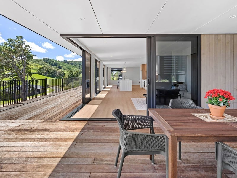 Contemporary class on the city fringe…64375044436354111