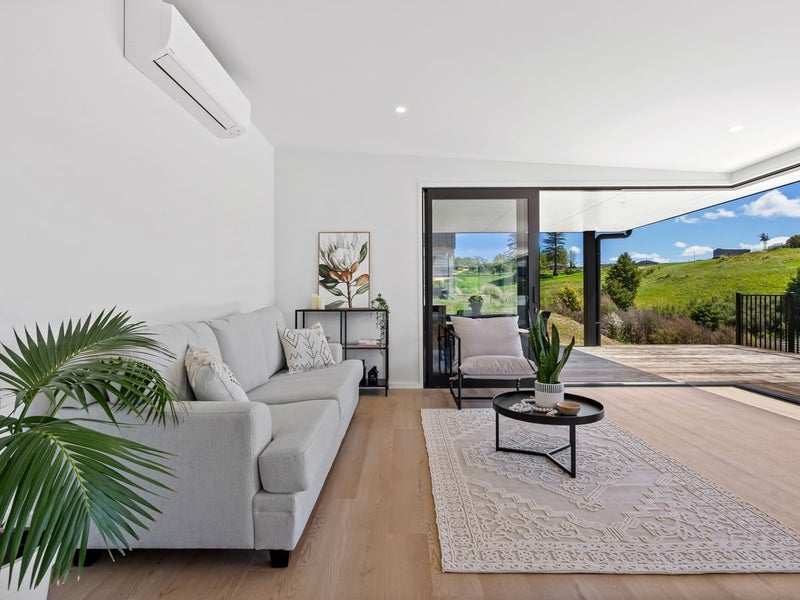 Contemporary class on the city fringe…64375044436354113