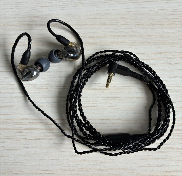 Shure SE425 Dual Driver Inears - Black Carousel 1
