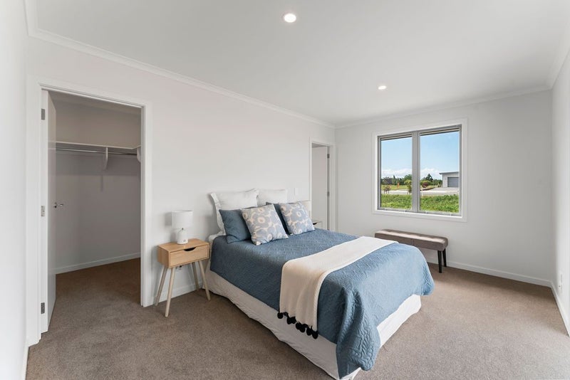 Finished & Festive – Move in for Christmas!64381595286785113