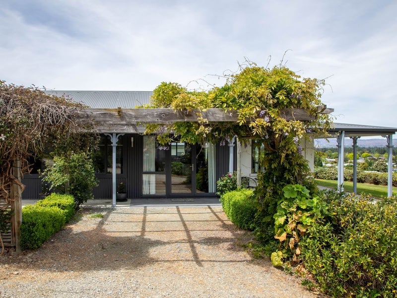 Elevated Views & Easy Living In Beautiful Clyde64381595336066113