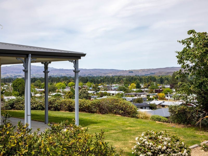 Elevated Views & Easy Living In Beautiful Clyde64381595336066114