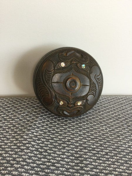 A GORGEOUS VINTAGE CARVED IN WOOD MAORI BOX PAUA INLAY Carousel 1