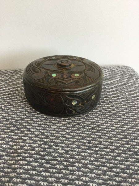A GORGEOUS VINTAGE CARVED IN WOOD MAORI BOX PAUA INLAY Carousel 2