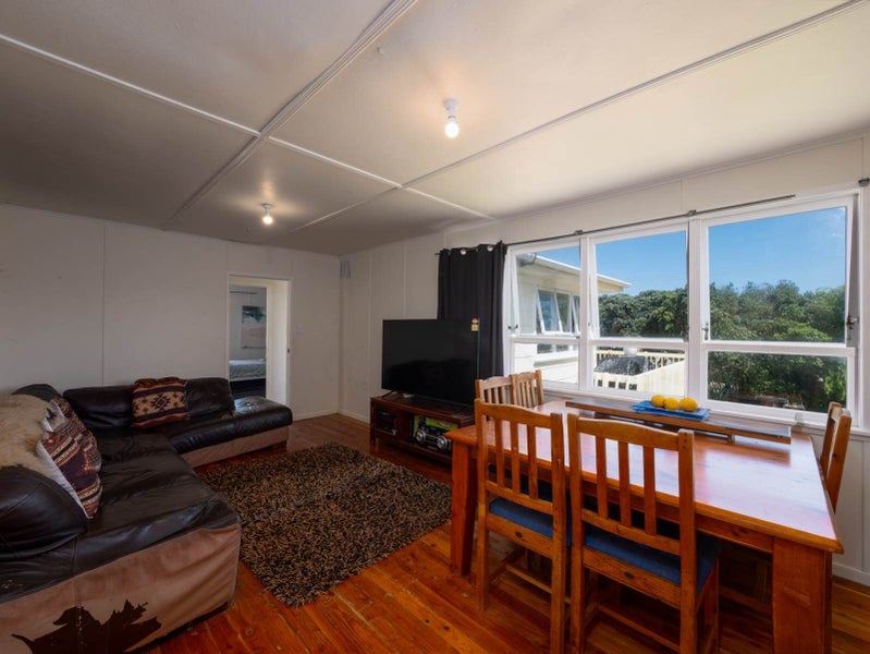 Between the Beach & the Boat Ramp!64382202720385113