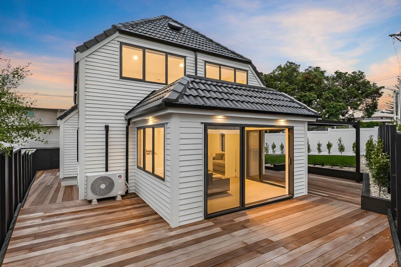 Fully renovated. Steps to bays. Vendor says SELL!!64382492436227113