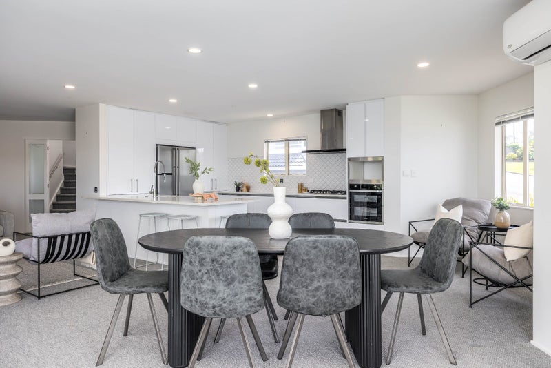 BEACHSIDE & SEA VIEWS - VENDOR ON THE MOVE!64460002604033114