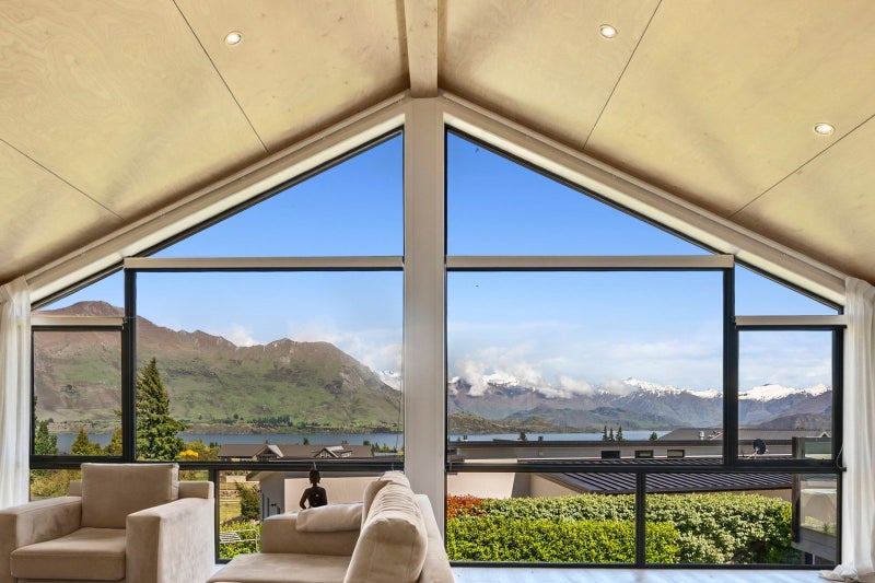 Expansive lake views and effortless style64382685774723111