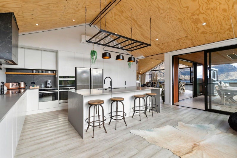 Expansive lake views and effortless style64382685774723114