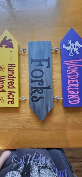 Handmade Fantasy Book & Movie Signpost – Hogwarts, Narnia, Neverland + More (2.464382810267778111