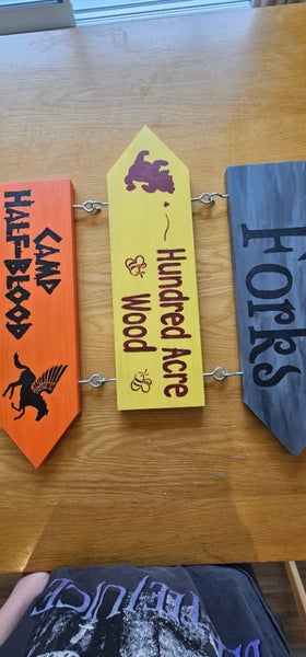 Handmade Fantasy Book & Movie Signpost – Hogwarts, Narnia, Neverland + More (2.464382810267778112