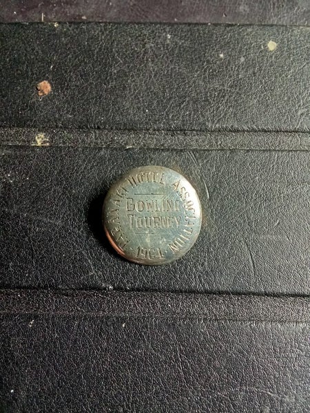 Silver pin badge. Carousel 1