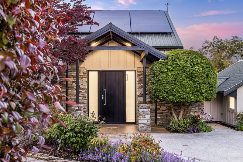 Rowan with the flow - Lake views and style to show64383114605953110