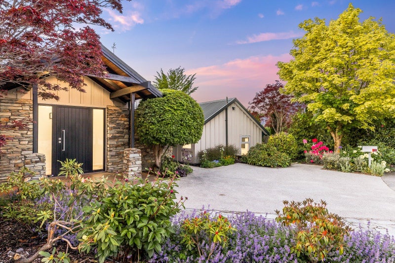 Rowan with the flow - Lake views and style to show64383114605953111