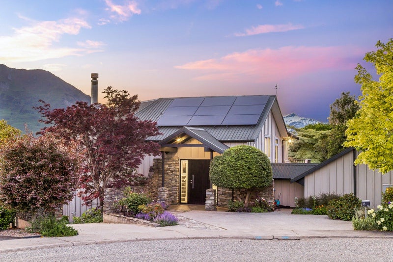 Rowan with the flow - Lake views and style to show64383114605953112