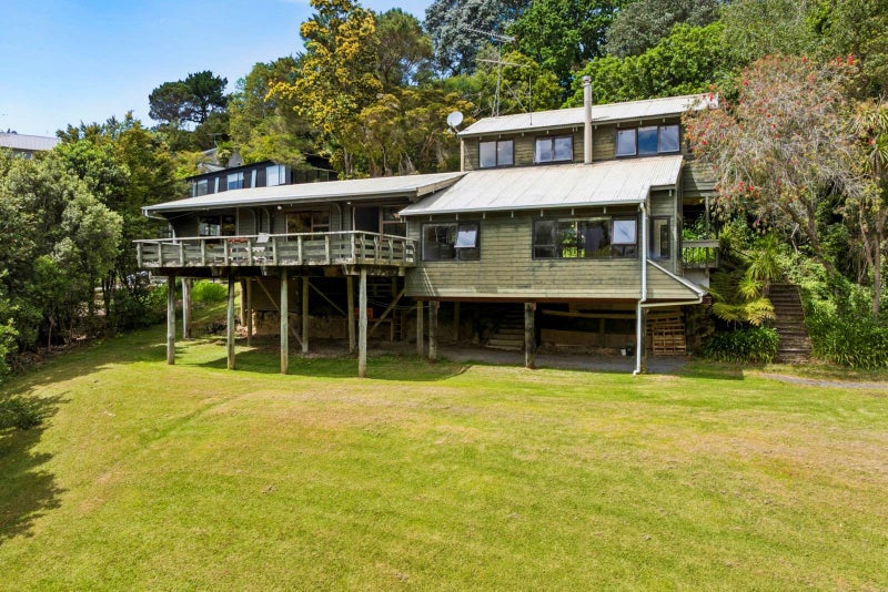 5-bedroom Upper Harbour Haven on 2024m² Site!64395302496001110