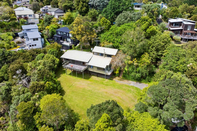 5-bedroom Upper Harbour Haven on 2024m² Site!64395302496001111