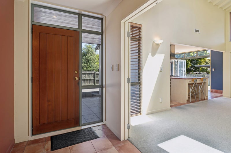 Sun-dappled and City Convenient!64384084260227111