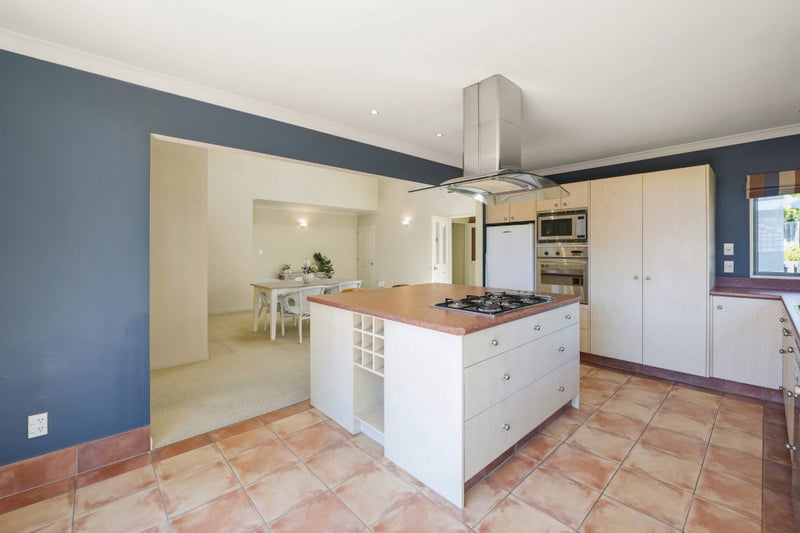 Sun-dappled and City Convenient!64384084260227113