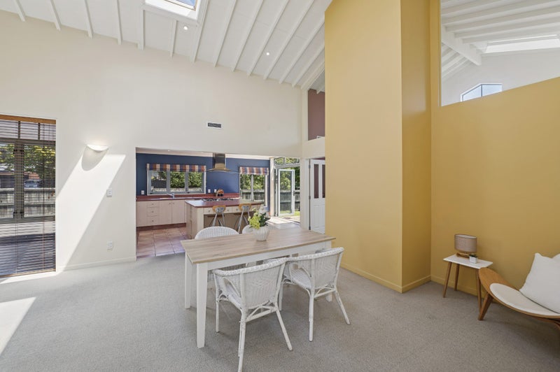 Sun-dappled and City Convenient!64384084260227114