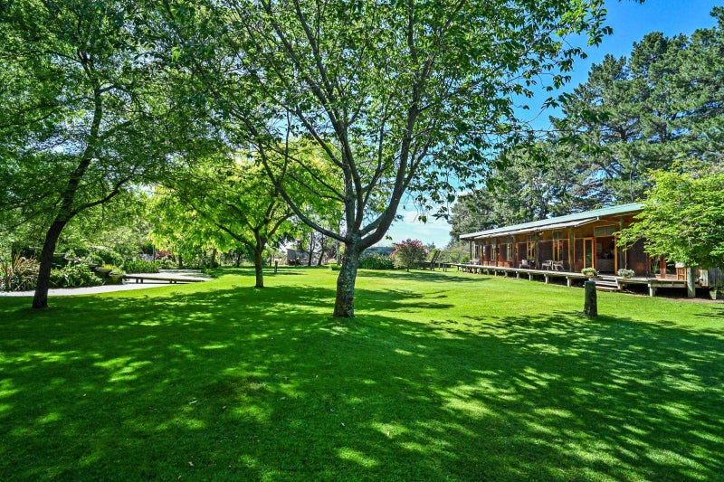 Park-like setting, convenient location64384112345090111