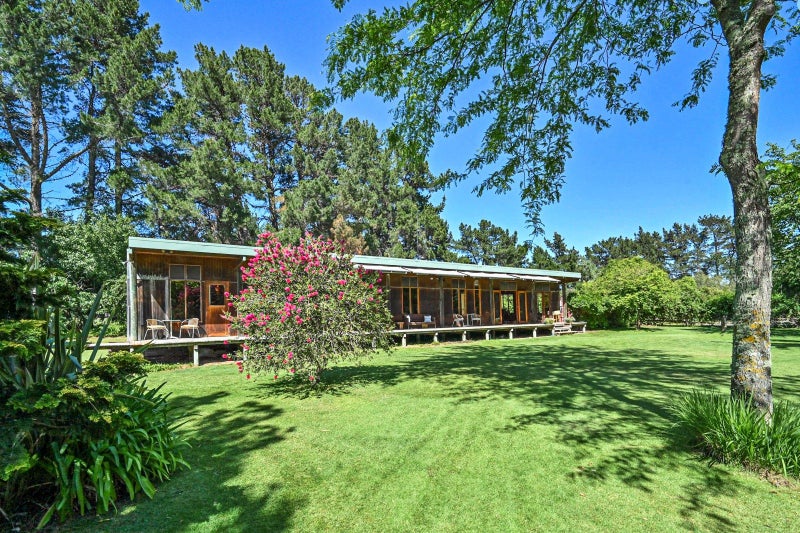 Park-like setting, convenient location64384112345090110