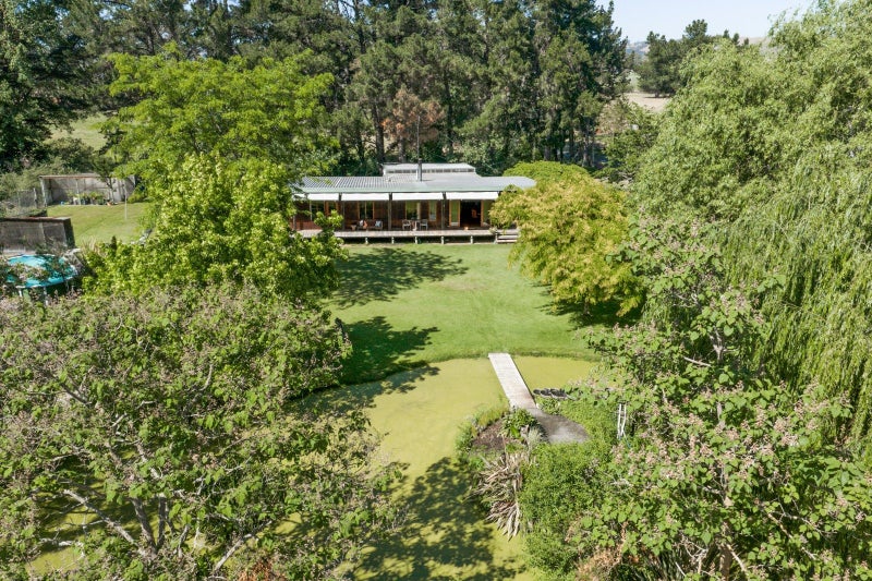 Park-like setting, convenient location64384112345090114