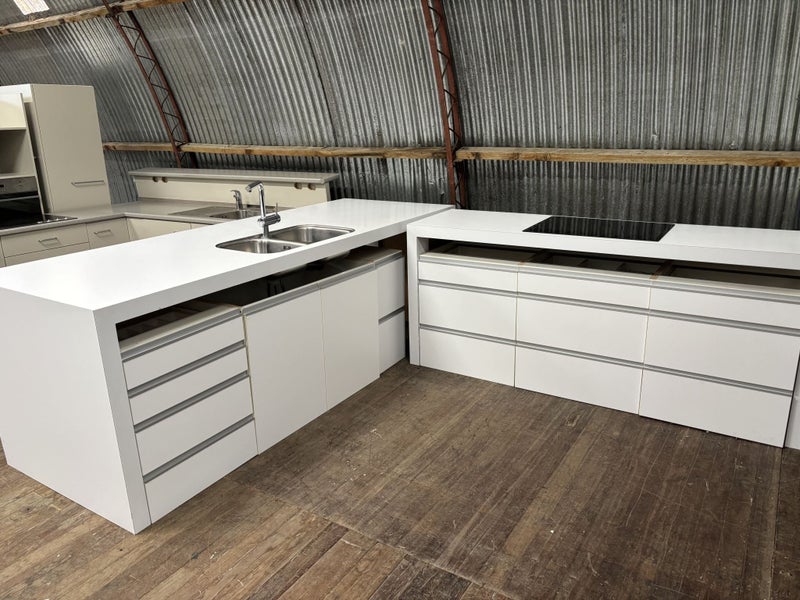 Recycled Modern Kitchen #4701 Carousel 3