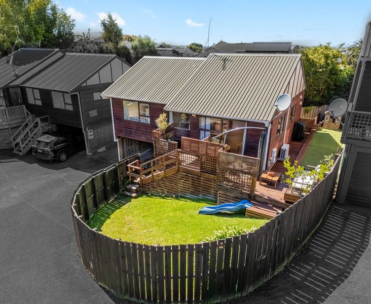 A Christmas Cracker on Abraham Place!64384513030913110