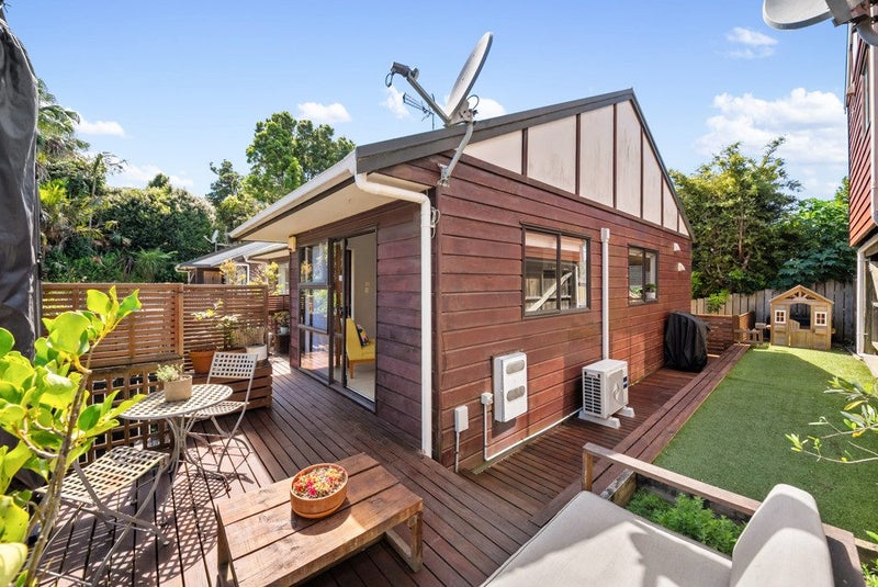 A Christmas Cracker on Abraham Place!64384513030913111