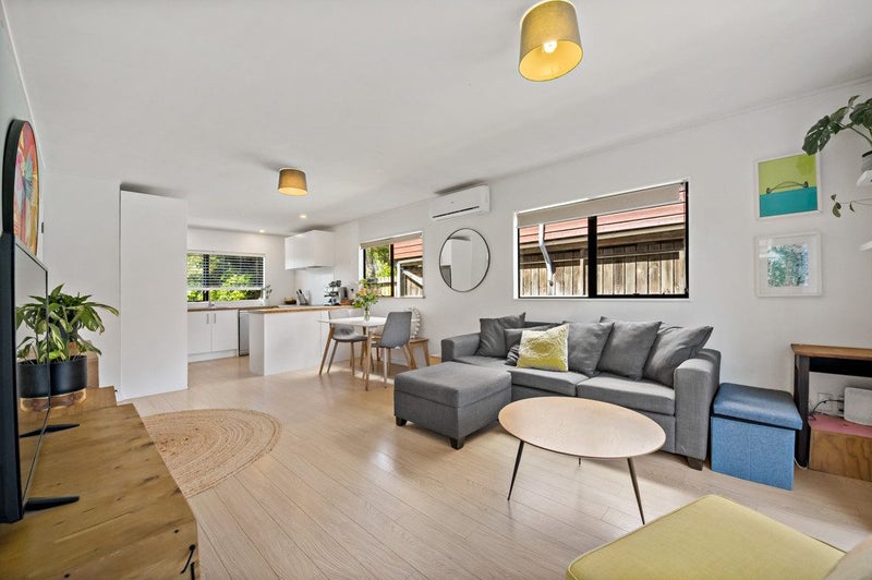 A Christmas Cracker on Abraham Place!64384513030913114