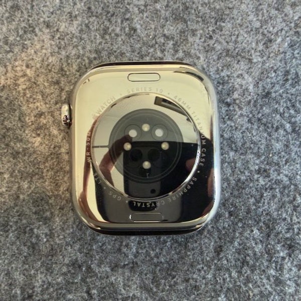 Apple Watch Series 10 - Natural Titanium Carousel 2