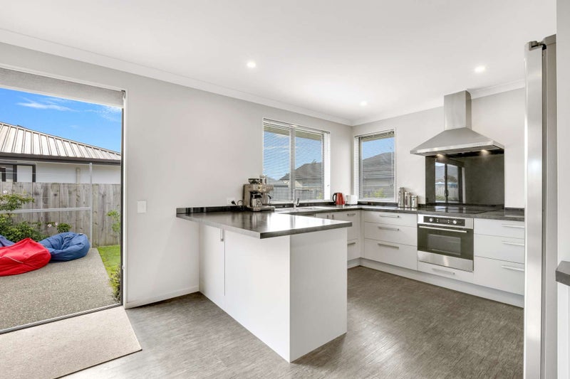 Fresh, Stylish & Move-In Ready!64385320024323112