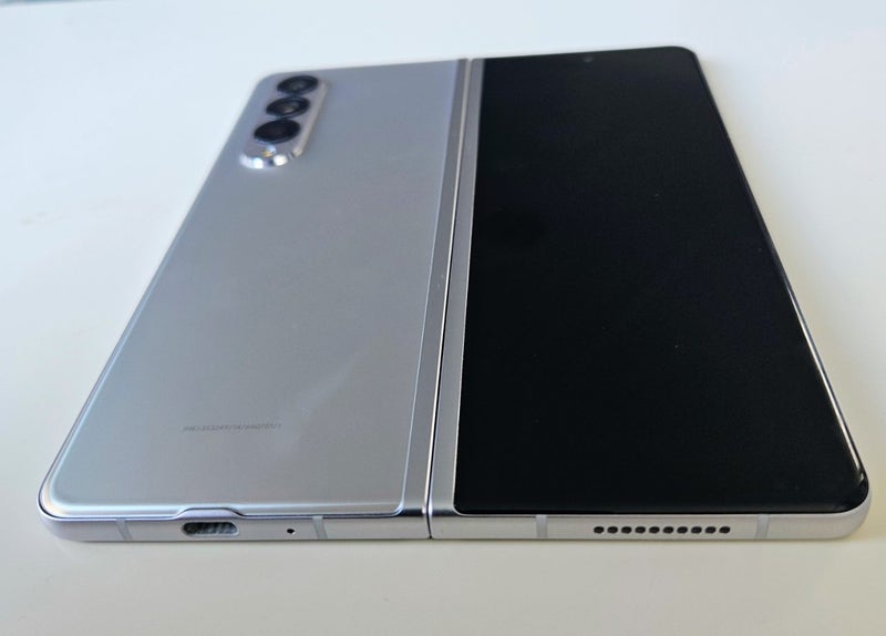 Samsung galaxy z fold 3 phone and 3 cases64464371626497114