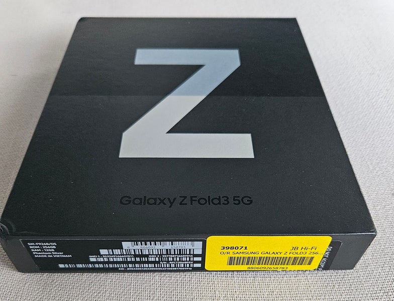 Samsung galaxy z fold 3 phone and 3 cases64464371626497112